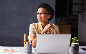 Mail.com, 10 εικόνες Business-woman-working-laptop